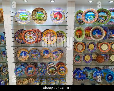 Beldibi, Kemer, Antalya, Turquie - 11 mai 2021 : vue rapprochée des plaques turques colorées exposées sur un stand de souvenirs à Aantalya, Turquie Banque D'Images