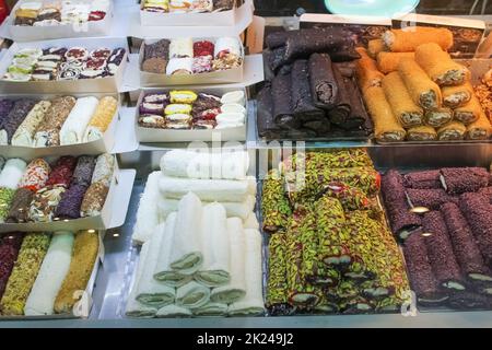 Variété de lokum traditionnel turc à partir de jus de grenade. Dessert typique du Moyen-Orient et délice turc Banque D'Images