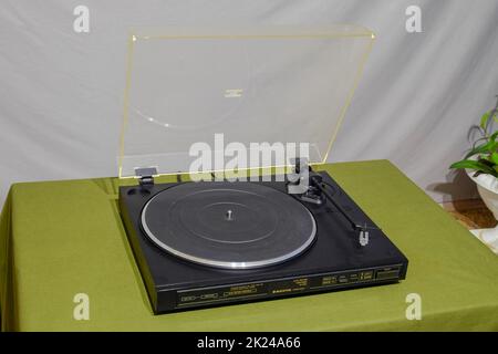 Lecteur de vinyle Sanyo.Lecteur analogique vintage. Platine Banque D'Images