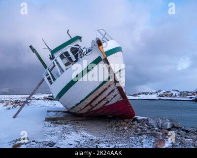 Bateau de pêche en réparation à Sommaroy sur l'île Store Sommaroya, Norvège. Banque D'Images