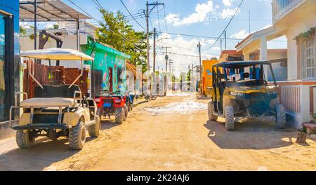 Holbox Mexique 22.Décembre 2021 voiturette de golf voitures voiturettes sur la rue Muddy dans le village sur l'île Holbox Mexique. Banque D'Images