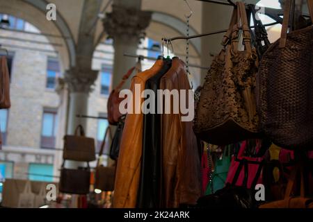 Vestes en cuir et sacs en cuir, suspendus dans un marché de rue, Florence Italie Banque D'Images