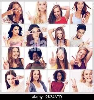 Nous sommes tous saying...Composite photos d'un groupe diversifié de femmes montrant le signe de la paix Banque D'Images