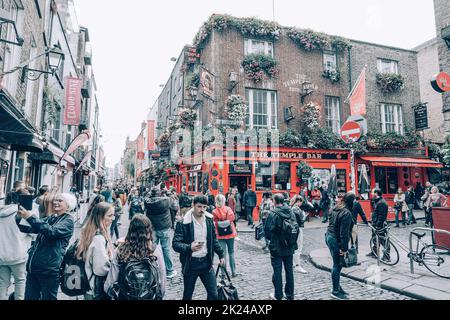 Temple Bar est un quartier animé au bord de la rivière, réparti sur des ruelles pavées piétonnes. Le Temple Bar est un pub célèbre avec de la musique live et une foule animée. Banque D'Images