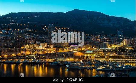 Une photo de l'est de Port Hercule (Monaco) la nuit. Banque D'Images