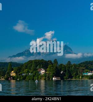 Une photo du mont Pilatus vu du lac de Lucerne. Banque D'Images