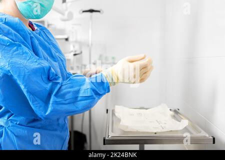 Concept de coronavirus. Une infirmière féminine met des chiffons de protection. Infirmière portant un équipement de protection personnel dans la lutte contre la maladie du coronavirus . Bonjour Banque D'Images