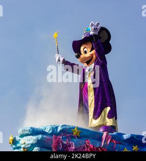 Une photo d'un Mickey Mouse heureux en haut d'une parade. Banque D'Images