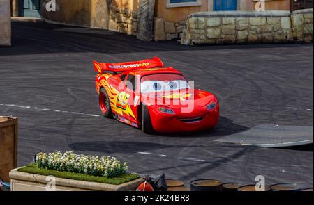 Une photo d'un décoré comme Lightning McQueen du film Cars. Banque D'Images