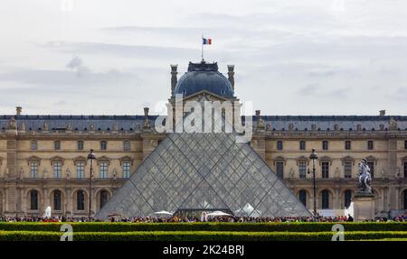 Une photo de l'emblématique Pyramide du Louvre vue de loin. Banque D'Images