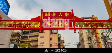 Bangkok Thaïlande 22. Mai 2018 coloré China Town Old Market rue commerçante entrée pleine de magasins d'alimentation et de gens Bangkok Thaïlande. Banque D'Images