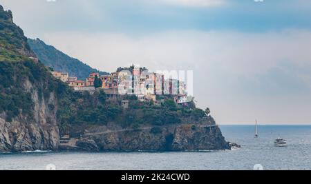 Une photo de la ville colorée de Manarola, vue depuis la gare de Corniglia. Banque D'Images