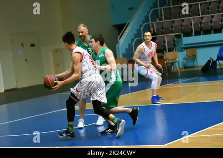 Orenbourg, Russie - 13-16 juin 2019 : les hommes jouent au basket-ball en finale interrégionale de la Ligue de basket-ball amateur dans le district fédéral de Volga Banque D'Images