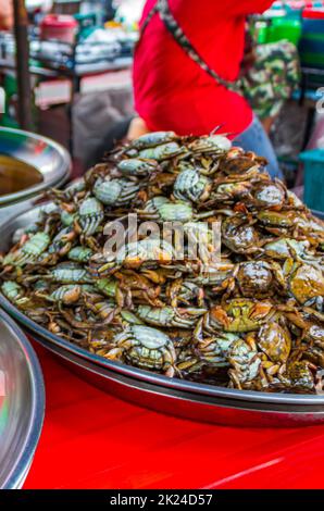 Sélection de fruits de mer cuisine thaïlandaise et chinoise dans la rue nourriture vieux marché dans la ville de Chine Bangkok Thaïlande. Banque D'Images