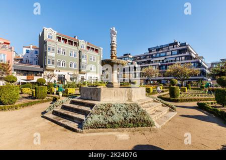 Braga, Portugal - 27 octobre 2021: Jardin de Santa Barbara (Jardim de Santa Barbara) où les jardiniers travaillent dans le centre historique de la ville sur une da d'automne Banque D'Images