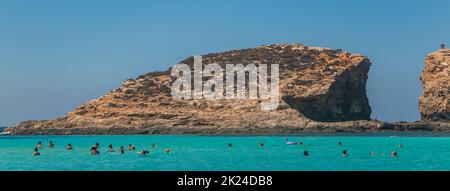 Une photo d'une falaise rocheuse près du lagon bleu, dans l'île de Comino (Malte). Banque D'Images