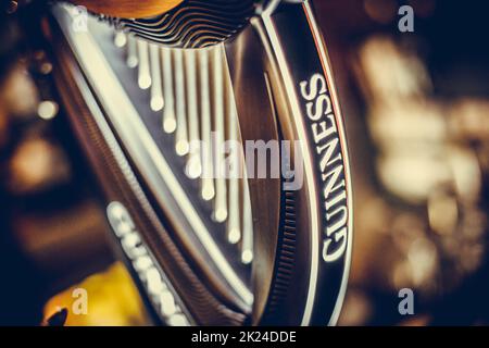 Bucarest, Roumanie - 3 décembre 2021 : image éditoriale d'un robinet de bière Guinness exposé dans un pub à Bucarest, Roumanie. Banque D'Images