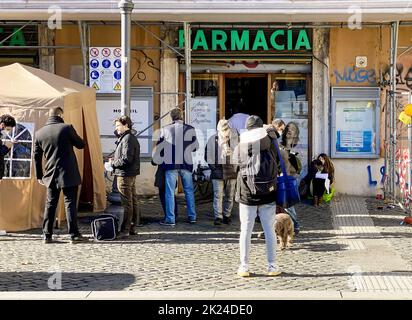 Rome, Italie, janvier 2022: Les personnes avec des masques de protection attendent en ligne devant une pharmacie pour prendre un écouvillon nasal pour vérifier l'infection à coronavirus Banque D'Images