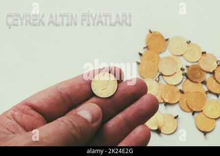2022 crise économique mondiale, et l'état turc se tenant dans le fond blanc, quart d'or, quart de prix de l'or, augmentation du prix de l'or, Banque D'Images