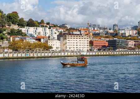 Porto, Portugal - 23 octobre 2020: Carlota do Douro bateau de transport touristique naviguant sur le fleuve Douro montrant la ville antique aux visiteurs sur un autu Banque D'Images