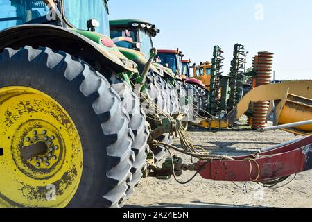 La Russie, Temryuk - 15 juillet 2015 : tracteur. Les machines agricoles tracteur. Les roues arrière du tracteur. La photo a été prise lors d'un stationnement du tracteur Banque D'Images