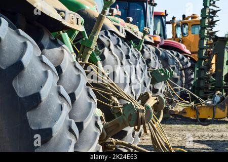 La Russie, Temryuk - 15 juillet 2015 : tracteur. Les machines agricoles tracteur. Les roues arrière du tracteur. La photo a été prise lors d'un stationnement du tracteur Banque D'Images
