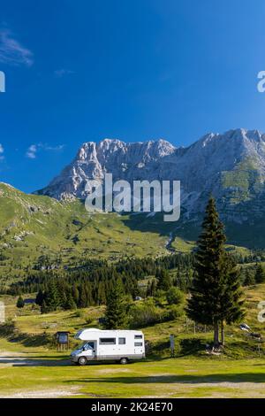 Caravane en paysage de montagne d'été, Alpes, Italie Banque D'Images