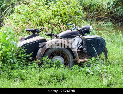 Vieille moto soviétique avec un berceau. Un vieux mototechnique. Banque D'Images