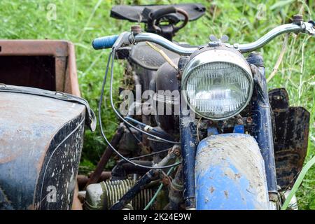 Vieille moto soviétique avec un berceau. Un vieux mototechnique. Banque D'Images