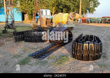 Voie nouvelle moissonneuse-batteuse. Parties de machines agricoles. Le suivi prévu pour le montage sur la récolteuse. Banque D'Images