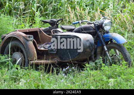 Vieille moto soviétique avec un berceau. Un vieux mototechnique. Banque D'Images