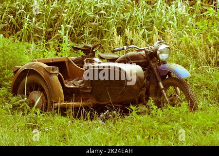 Vieille moto soviétique avec un berceau. Un vieux mototechnique. Banque D'Images