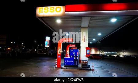 Dortmund, Allemagne - 28 décembre 2021 : panneau Esso en face d'une station-service à Dortmund, Allemagne sur 28 décembre 2021 Banque D'Images