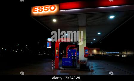 Dortmund, Allemagne - 28 décembre 2021 : panneau Esso en face d'une station-service à Dortmund, Allemagne sur 28 décembre 2021 Banque D'Images