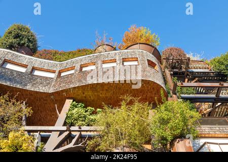 Turin, Italie - Circa novembre 2021: Immobilier vert immeuble résidentiel.Extérieur au design moderne, plantes et bois intégrés.Ce Treehouse su Banque D'Images