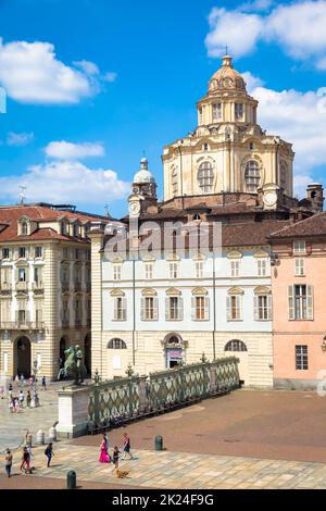 TURIN, ITALIE - VERS AOÛT 2020 : perspective de l'élégante et baroque église Saint-Laurent à Turin. Lumière naturelle étonnante avec un ciel bleu. Banque D'Images