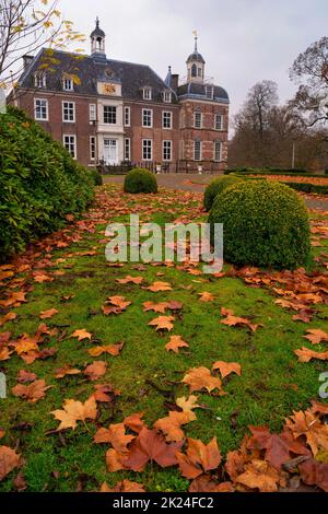 Feuilles tombées devant un château monumental dans le village hollandais de Ruurlo dans la région d'Achterhoek Banque D'Images