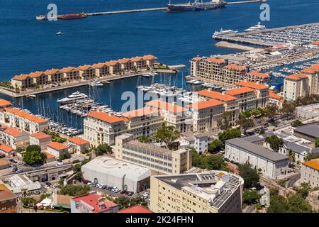 La ville et le port de Gibraltar ont vue depuis le rocher.Gibraltar est un territoire britannique d'outre-mer situé dans le sud de l'Espagne. Banque D'Images