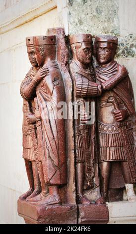 Statues de Dioklétien et trois autres empereurs à Venise sur la place Saint-Marc, en Italie. Les Tetrarches est une sculpture porphyre de 4th siècles représentant Diocl Banque D'Images