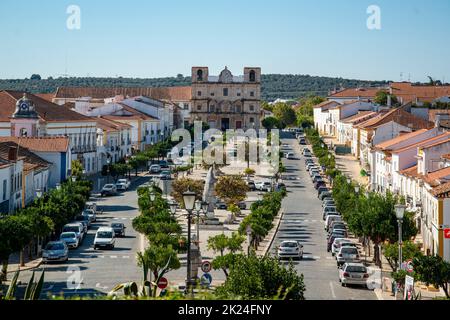 La place principale ou PARCA da Republica avec l'église et Igeja de sao Bartolomeu dans la ville de Vila Vicosa dans Alentejo au Portugal.Portugal, Vila Banque D'Images