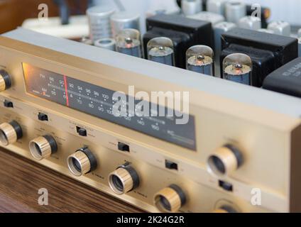 7th du 2017 octobre , Russie, Moscou, l'ancienne lampe électronique radio colorée Banque D'Images