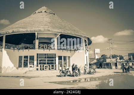 Chiquilá Mexique 21.Décembre 2021 photo en noir et blanc du beau Puerto de Chiquilá avec bateaux ferry village port port Puerto de Chiquilá Banque D'Images