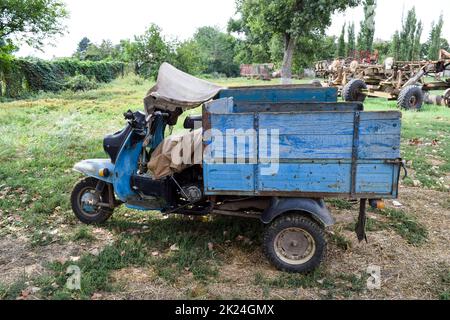 Ant de scooter. Vieux scooter soviétique sur trois roues avec un panier. Scooter tricycle cargo soviétique Muravey Ant Banque D'Images