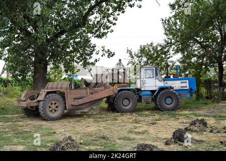 Un grand tracteur avec un classificateur sur la remorque. Les machines agricoles. Banque D'Images