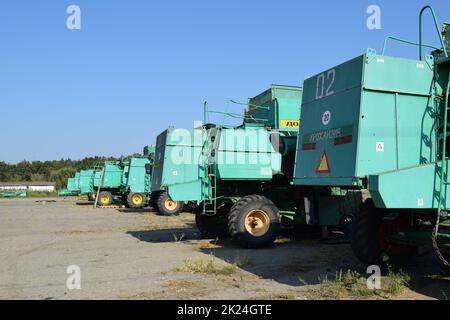 La Russie, Poltavskaya village - 6 septembre 2015 : Don Moissonneuses-batteuses Machines Agricoles Banque D'Images