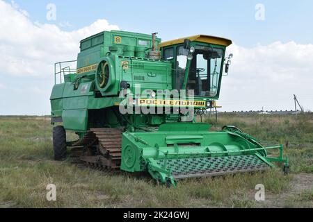 La Russie, Poltavskaya village - 6 septembre 2015 : Don Moissonneuses-batteuses Machines Agricoles Banque D'Images