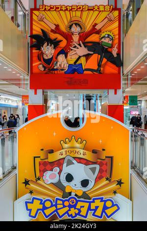 tokyo, japon - décembre 21 2018 : panneau illustré avec manga japonais et personnages d'anime de Dragon ball, une pièce et Naruto faisant la promotion de l'a Banque D'Images