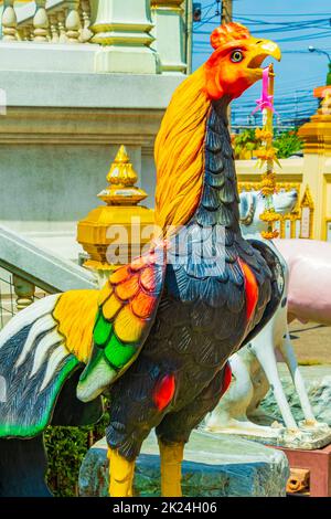 Magnifique statue de poulet dans le temple bouddhiste Wat Don Mueang Phra Arramluang coloré à Bangkok en Thaïlande. Banque D'Images