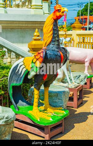 Magnifique statue de poulet dans le temple bouddhiste Wat Don Mueang Phra Arramluang coloré à Bangkok en Thaïlande. Banque D'Images