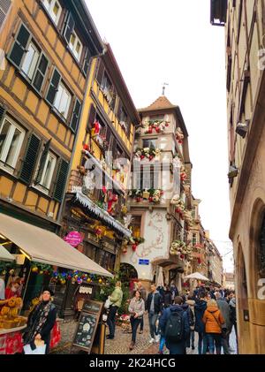 Strasbourg, Alsace, France - 12 décembre 2021 : rues et façades de maisons, décorées traditionnellement avec des jouets et des ours en peluche pour Noël à medi Banque D'Images